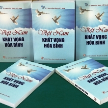 ra mat sach duong loi quan su cua dang