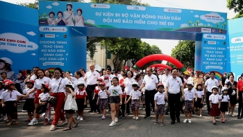 Đi bộ vận động toàn dân đội mũ bảo hiểm cho trẻ em