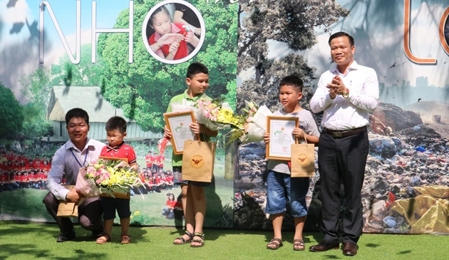 trao giai mot hanh dong nho voi rac thai nhua lon