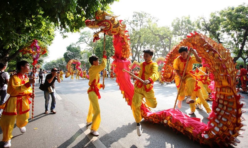 lien hoan mua rong ha noi tren pho di bo ho guom
