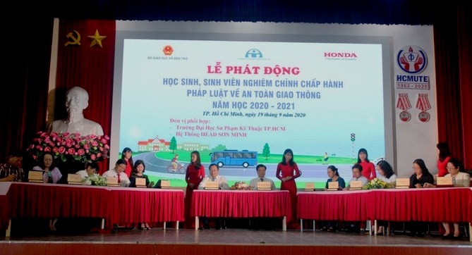 1319-sinh-vien-chyp-hanh-phap-luyt-an-toan-giao-thong