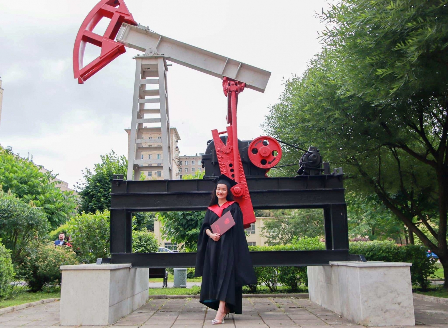 Cựu sinh viên PVU nhận bằng chuyên gia Địa chất hạng xuất sắc và giải thưởng danh giá "Ngôi sao Gubkin"