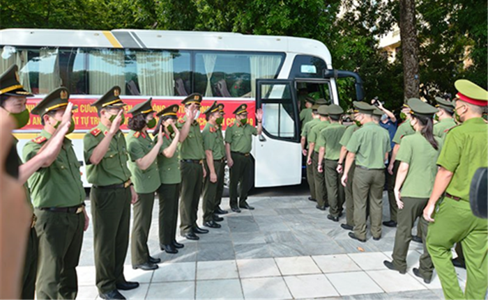 Gần 1.000 cán bộ, học viên Công an xuất quân vào miền Nam chống dịch Covid-19