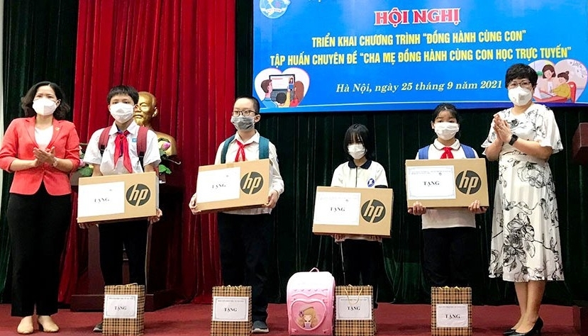 “Đồng hành cùng con” hỗ trợ học sinh khó khăn bởi dịch Covid-19