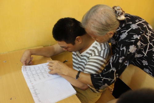 "Cô giáo" U80 và lớp học đặc biệt