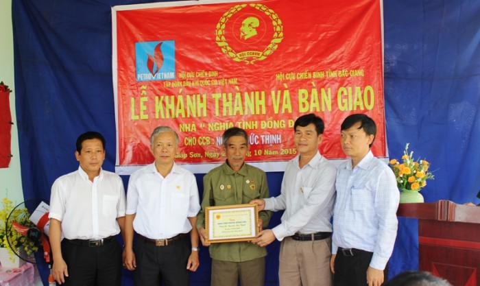 hoi ccb pvn trao nha nghia tinh dong doi tai bac giang