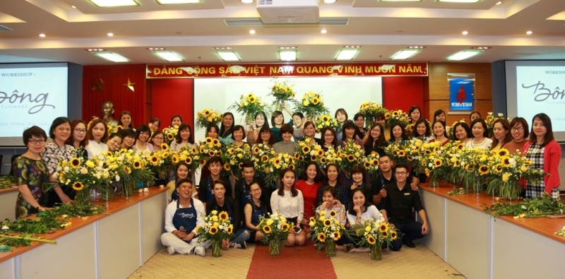 Công đoàn Công ty Mẹ - Tập đoàn tổ chức hướng dẫn cắm hoa nghệ thuật cong doan cong ty me tap doan to chuc huong dan cam hoa nghe thuat