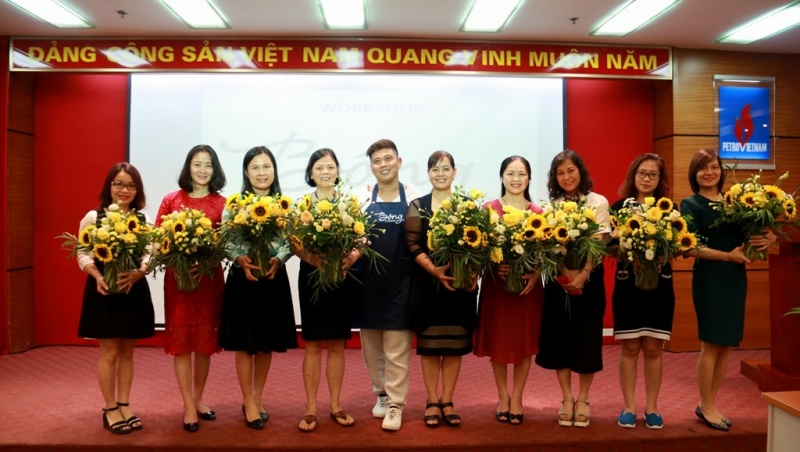 Công đoàn Công ty Mẹ - Tập đoàn tổ chức hướng dẫn cắm hoa nghệ thuật cong doan cong ty me tap doan to chuc huong dan cam hoa nghe thuat