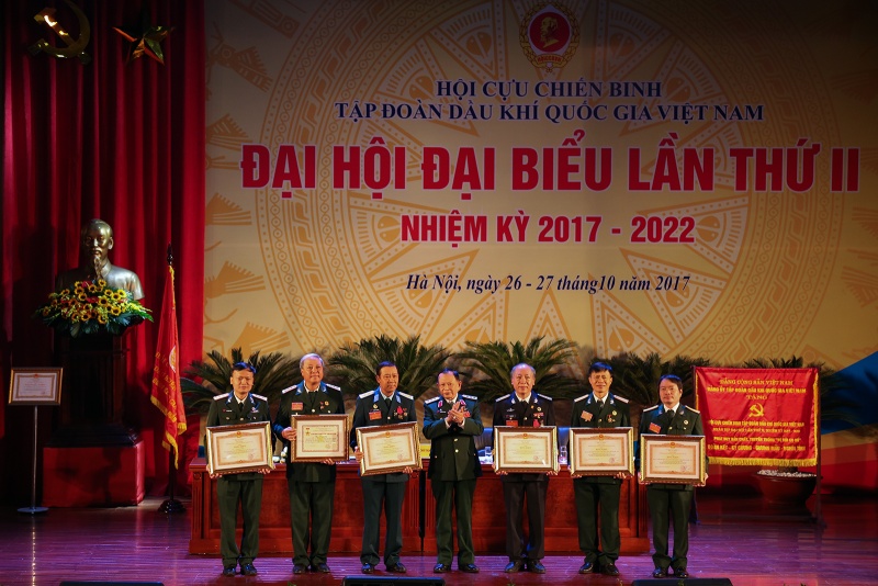hoi ccb tap doan dkqg vn don nhan huan chuong lao dong hang ba
