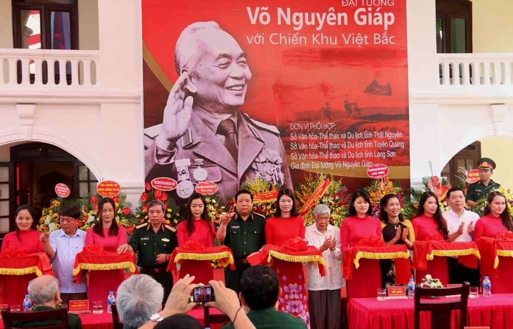 Trưng bày tư liệu quý về “Đại tướng Võ Nguyên Giáp với chiến khu Việt Bắc” trung bay tu lieu quy ve dai tuong vo nguyen giap voi chien khu viet bac
