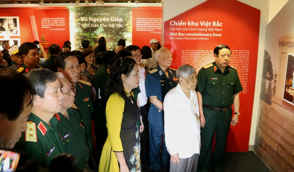 Trưng bày tư liệu quý về “Đại tướng Võ Nguyên Giáp với chiến khu Việt Bắc” trung bay tu lieu quy ve dai tuong vo nguyen giap voi chien khu viet bac