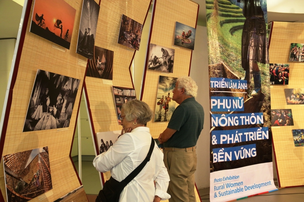 ton vinh dong gop cua phu nu nong thon qua anh