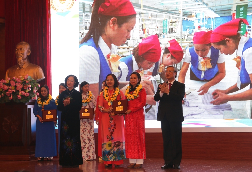 ton vinh 15 tap the ca nhan dat giai thuong phu nu viet nam 2018