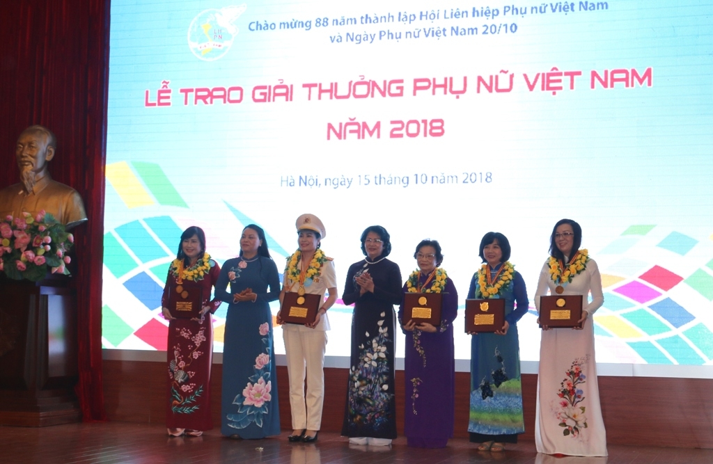 ton vinh 15 tap the ca nhan dat giai thuong phu nu viet nam 2018
