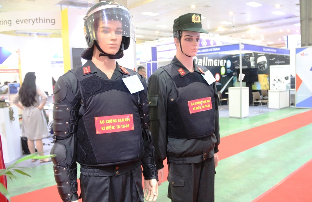 trung bay vat lieu no thiet bi quoc phong an ninh tai dse vietnam 2019