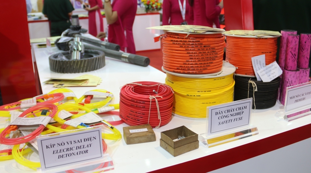 trung bay vat lieu no thiet bi quoc phong an ninh tai dse vietnam 2019