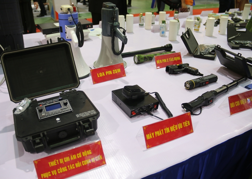 trung bay vat lieu no thiet bi quoc phong an ninh tai dse vietnam 2019