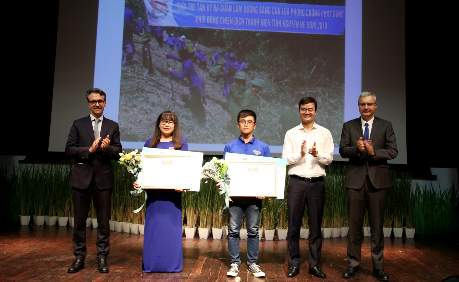 12 tác phẩm đạt giải cuộc thi ảnh “Tuổi trẻ cam kết ứng phó với biến đổi khí hậu”