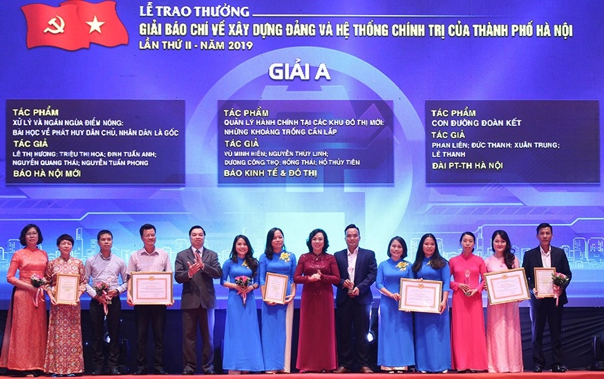 ha noi trao 6 giai a bao chi ve xay dung dang va phat trien van hoa
