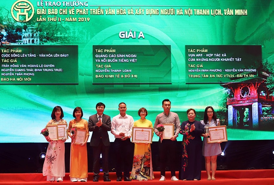 ha noi trao 6 giai a bao chi ve xay dung dang va phat trien van hoa