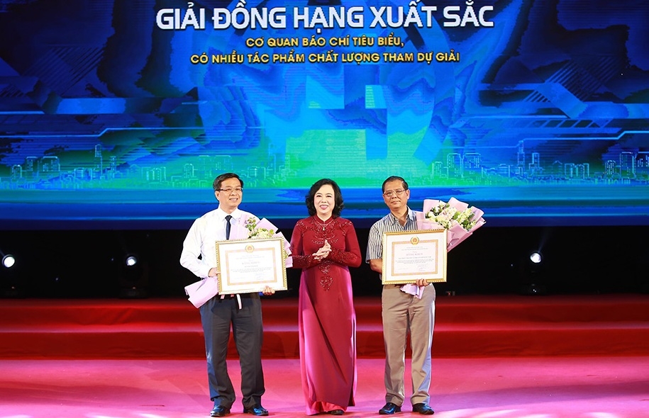 ha noi trao 6 giai a bao chi ve xay dung dang va phat trien van hoa