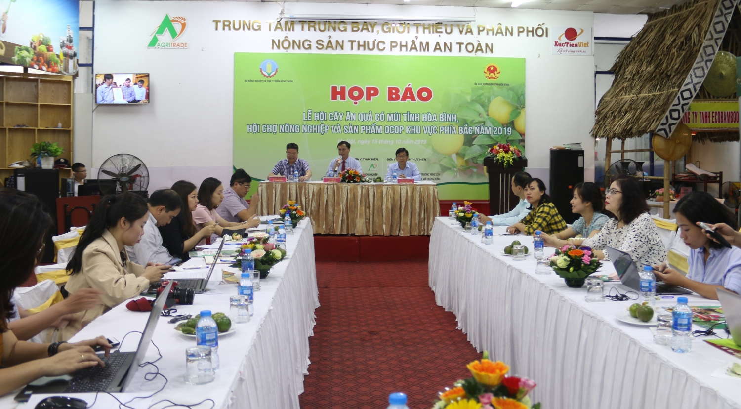 gan 250 gian hang tham gia le hoi cay an qua co mui tinh hoa binh
