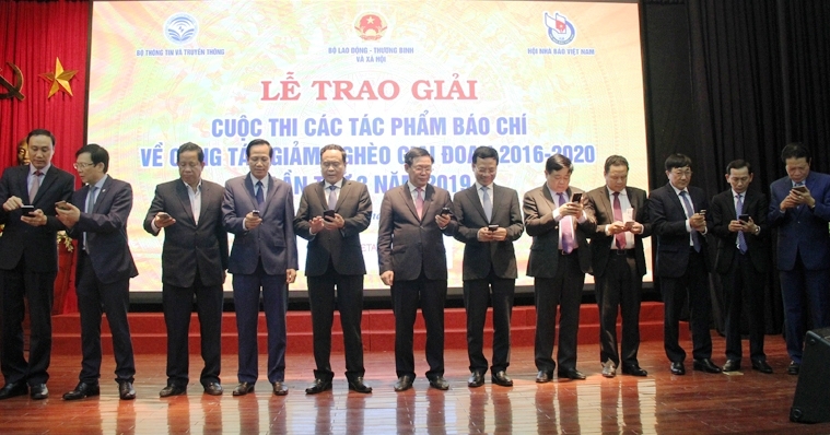 41 tac pham xuat sac dat giai bao chi ve cong tac giam ngheo nam 2019