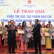 16 tac pham doat giai viet ve phong ngua lao dong tre em