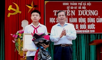 Tuyên dương học sinh dũng cảm cứu hai em nhỏ khỏi đuối nước