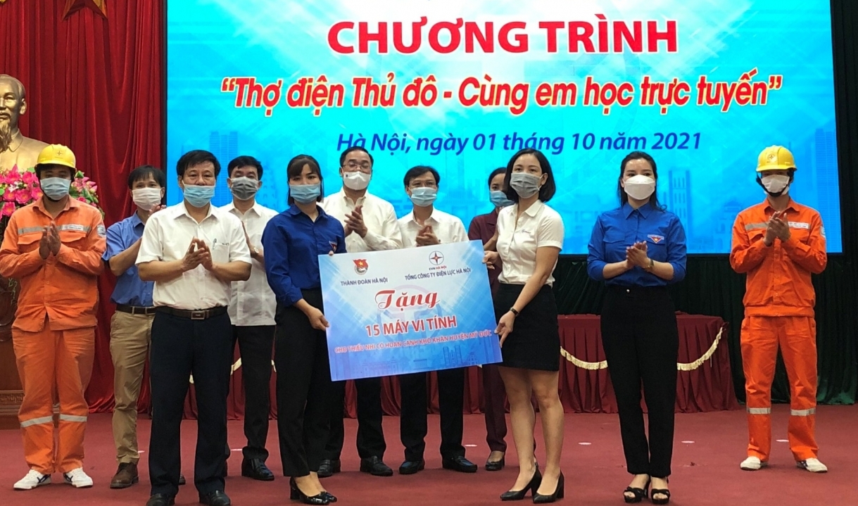 EVNHANOI tặng thiết bị học tập cho học sinh, sinh viên có hoàn cảnh khó khăn