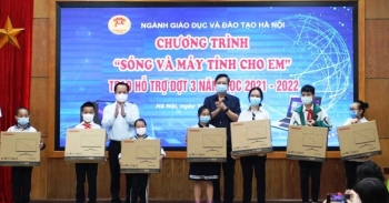 Hà Nội: 85 học sinh có hoàn cảnh khó khăn được hỗ trợ thiết bị học trực tuyến