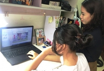 Phụ huynh mong đợi tiêm vắc xin cho con để trở lại trường