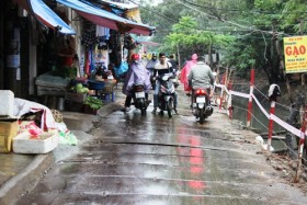 Tạm bợ con đường "lát" thép