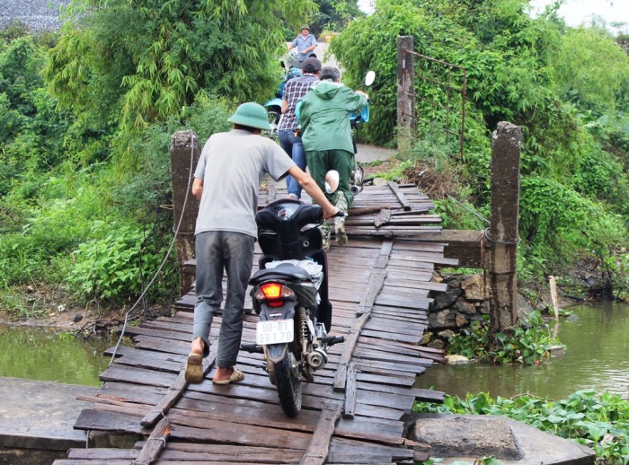ha nam nguoi dan nin tho di qua cau phao