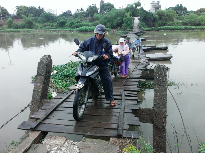 ha nam nguoi dan nin tho di qua cau phao