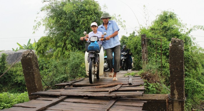 ha nam nguoi dan nin tho di qua cau phao