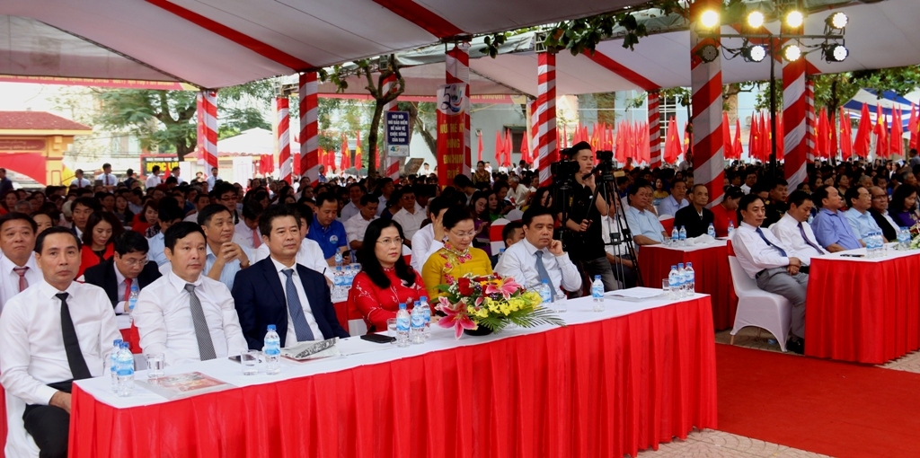 pvn tham hoi tang qua truong thpt quy hop