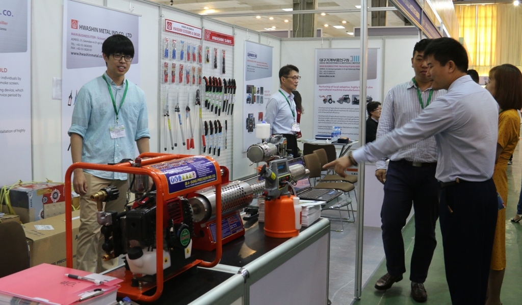 trung bay san pham cong nghe nong lam ngu nghiep tien tien tai vietnam growtech 2018