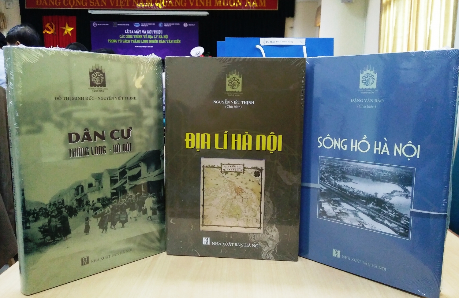 ra mat sach ve dia ly dan cu thang long ha noi