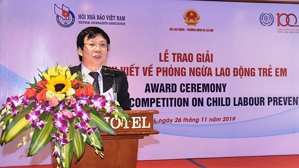 16 tac pham doat giai viet ve phong ngua lao dong tre em