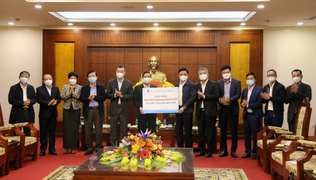 Tổng Giám đốc Petrovietnam Lê Mạnh Hùng làm việc với lãnh đạo tỉnh Hòa Bình