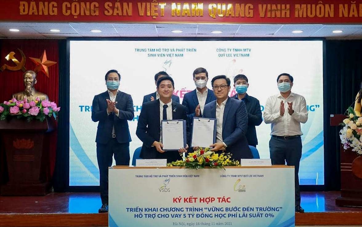 Trao học bổng, hỗ trợ sinh viên khó khăn “Vững bước đến trường”