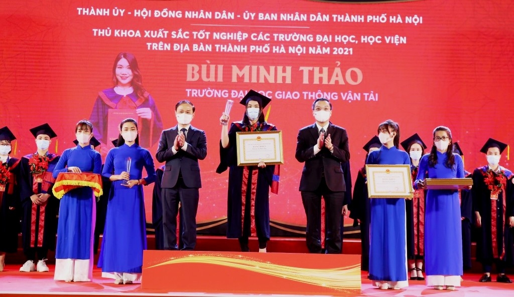 Hà Nội tuyên dương 90 thủ khoa tốt nghiệp xuất sắc