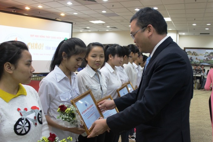 quy thap sang niem tin trao hoc bong cho tan sinh vien 356901