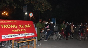 Công an Hà Nội trông xe miễn phí đêm Giáng sinh