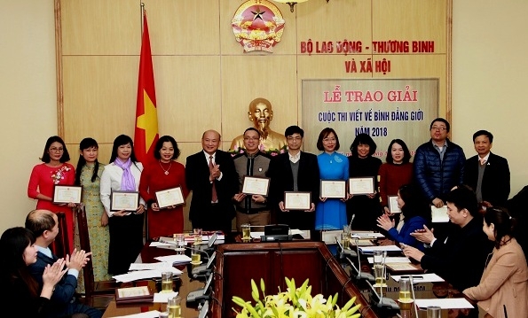 18 tac pham xuat sac dat giai cuoc thi viet ve binh dang gioi nam 2018