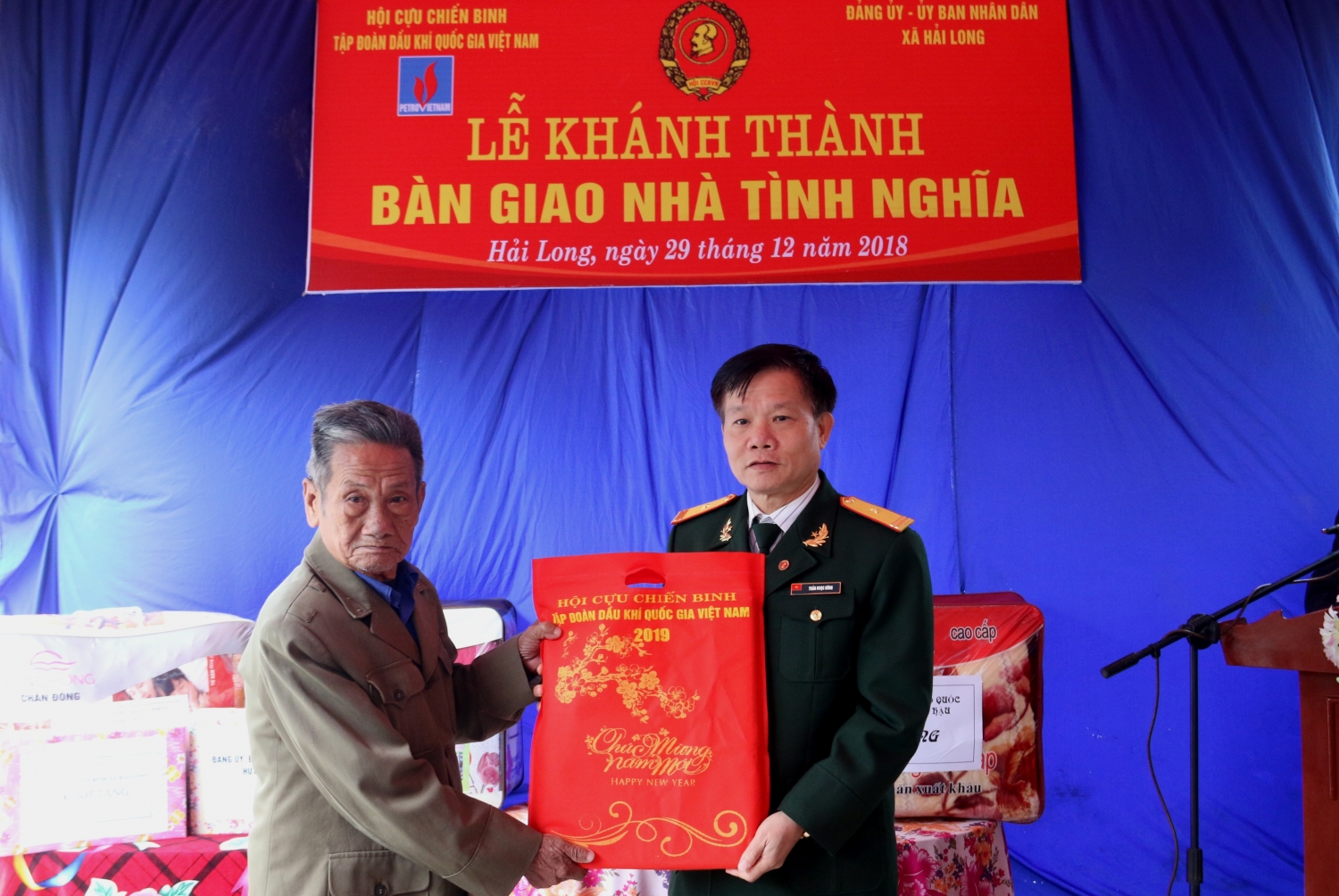 trao nha nghia tinh dong doi cho ccb lai van mau