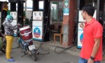 Côn đồ vác mã tấu tấn công nhân viên bán xăng