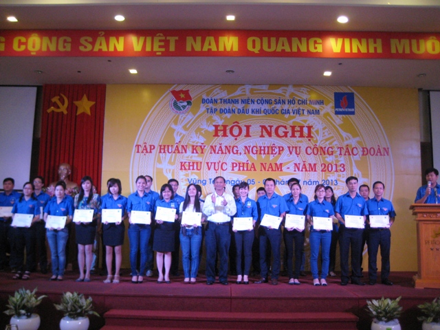 doa n thanh nien pvn trao qua cho hoi dong doi quang nam