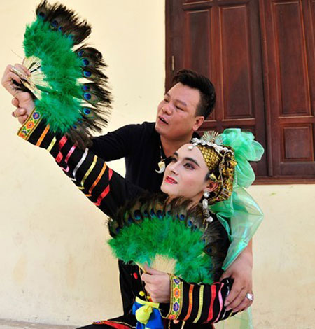 "Dân chơi" 9X hầu đồng để tăng đẳng cấp dan choi 9x hau dong de tang dang cap